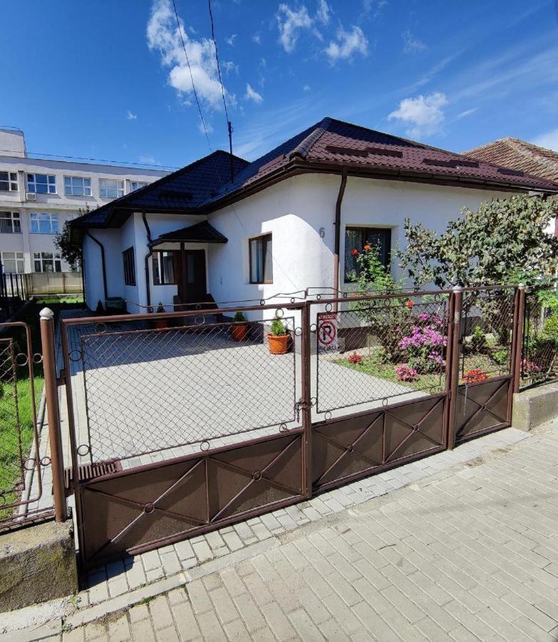 בית הארחה Călimăneşti 	Casa Marina מראה חיצוני תמונה
